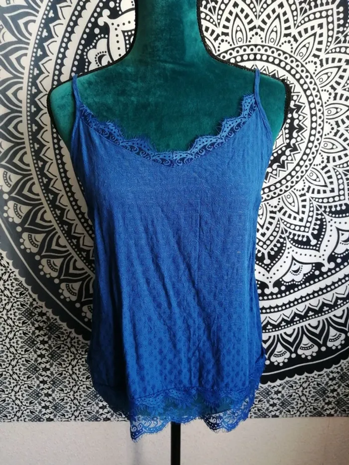 Top bleu électrique style nuisette effet brodé avec dentelle, bretelles réglables / gémo / (40) - photo numéro 2