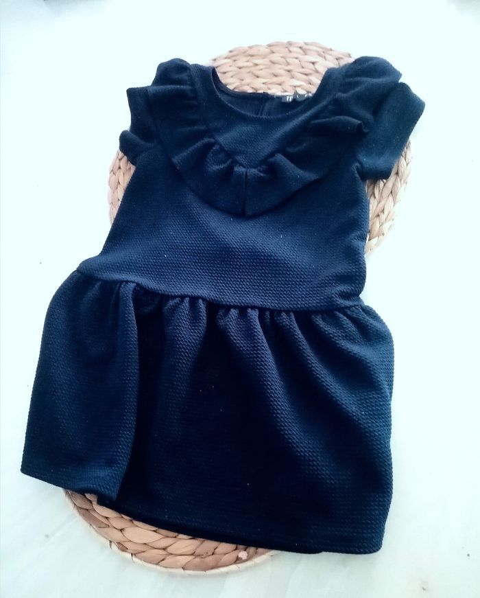 4/5 tex robe bleu marine a volant et paillettes /neuf sans étiquette - photo numéro 2