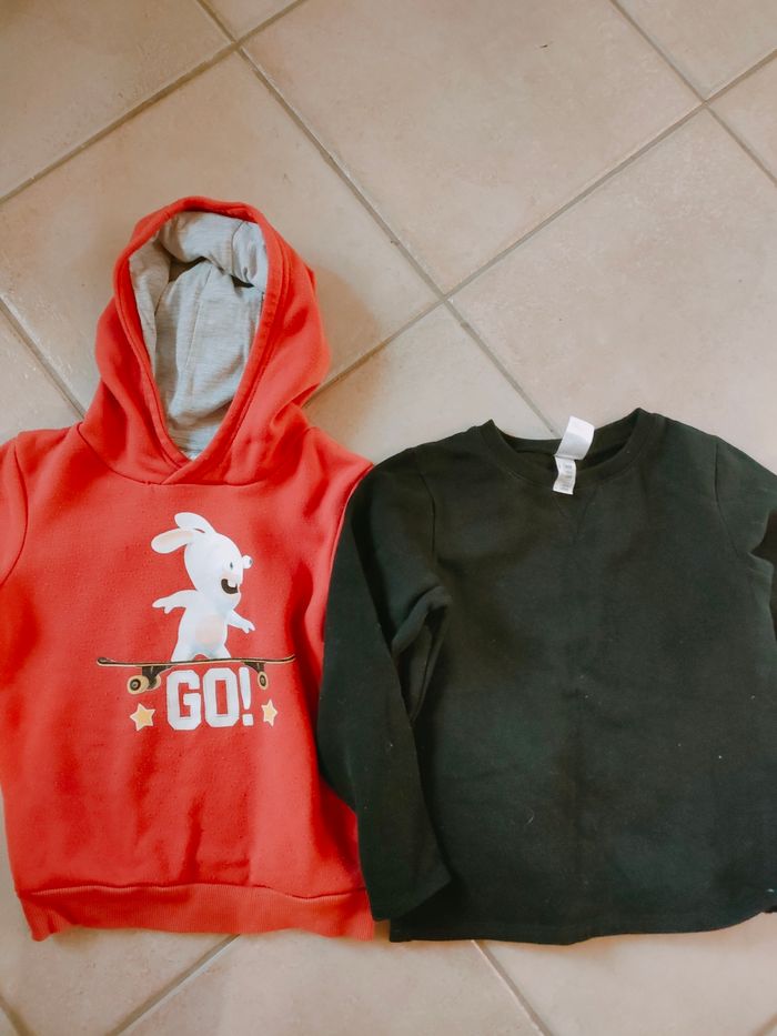 Lot de 2 sweats taille 6 ans dont un lapin crétin