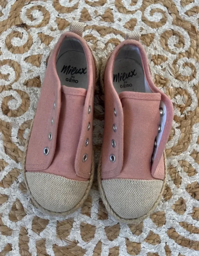 Jolie paire de baskets en toile - photo numéro 9