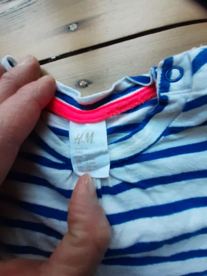 2 t-shirts H&M taille 6-9m TBE - photo numéro 2