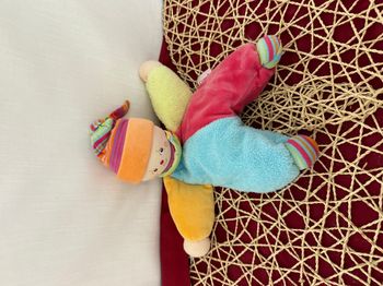 Doudou semi plat lutin clown bleu rose vert jaune COROLLE