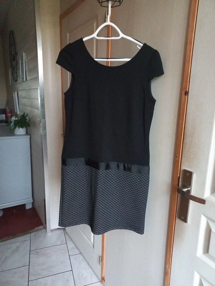 Robe noire et blanche