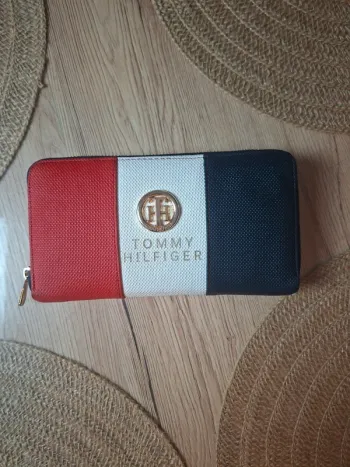 Portefeuille Tommy Hilfiger tricolore – logo doré