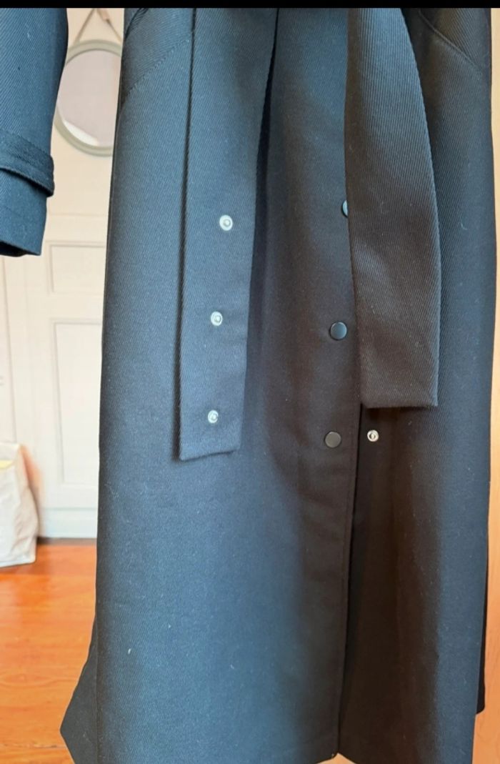 Trench long bicolore – Noir & camel, élégance architecturée - photo numéro 3