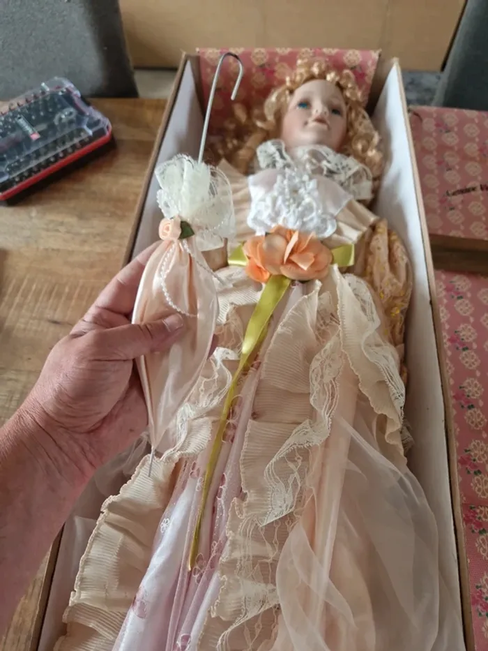 Très grand poupée en porcelaine - photo numéro 3