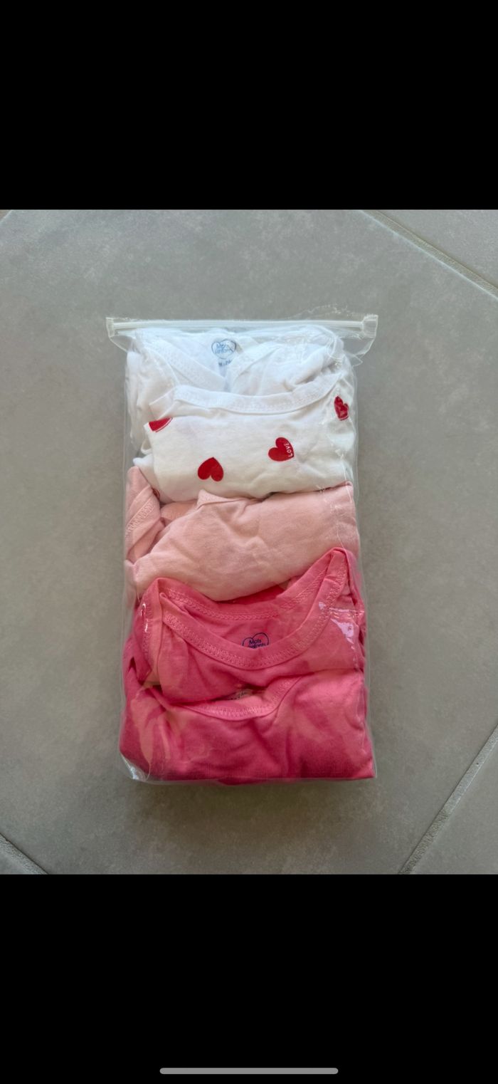 Lot de 5 bodys fille 12 mois - photo numéro 2