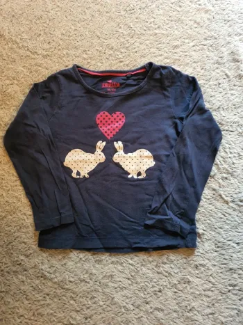 Sous-pull lapins cœur taille 2/4 ans.