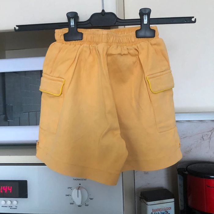 Short jaune - photo numéro 2