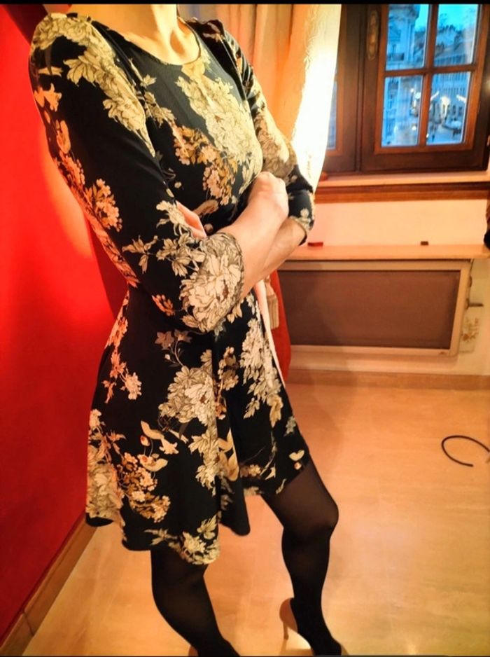 Robe originale avec décolleté dos - motif fleurs - photo numéro 3