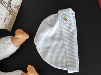 Bonnet fin bébé 12-18 mois – rayures et abeille, blanc & vert d’eau
