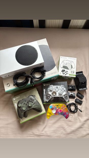 Xbox Série S + 3 manettes + Socle de charge officiel et batteries