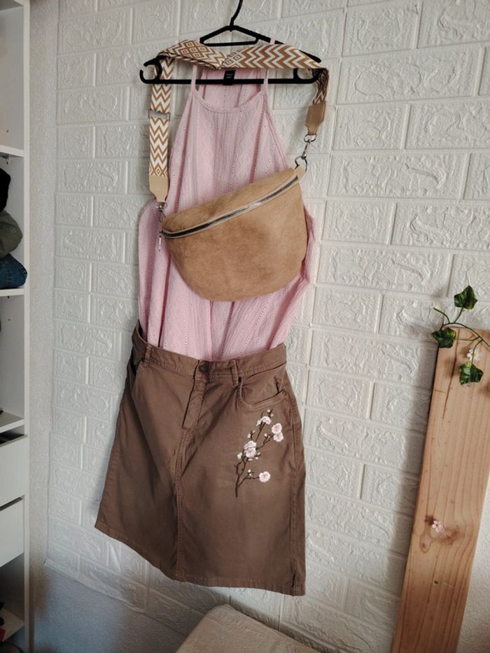 Ensemble jupe kaki, top rose et banane - photo numéro 3