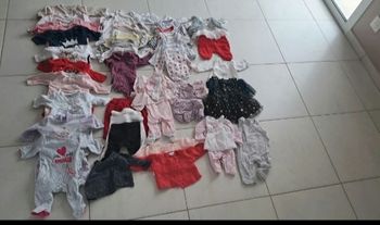 Gros lot de vêtements 1 mois bébé fille