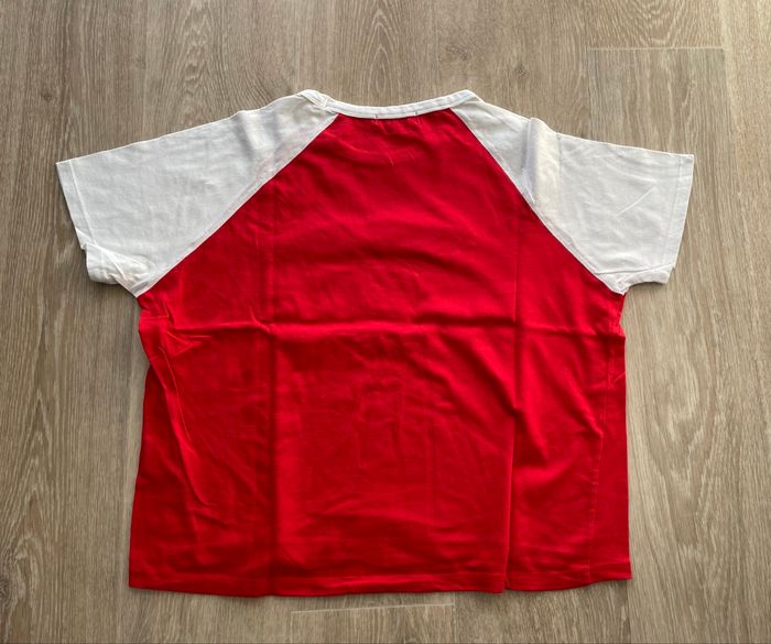 Tee shirt rouge avec manches blanches  avec inscription taille L. - photo numéro 2