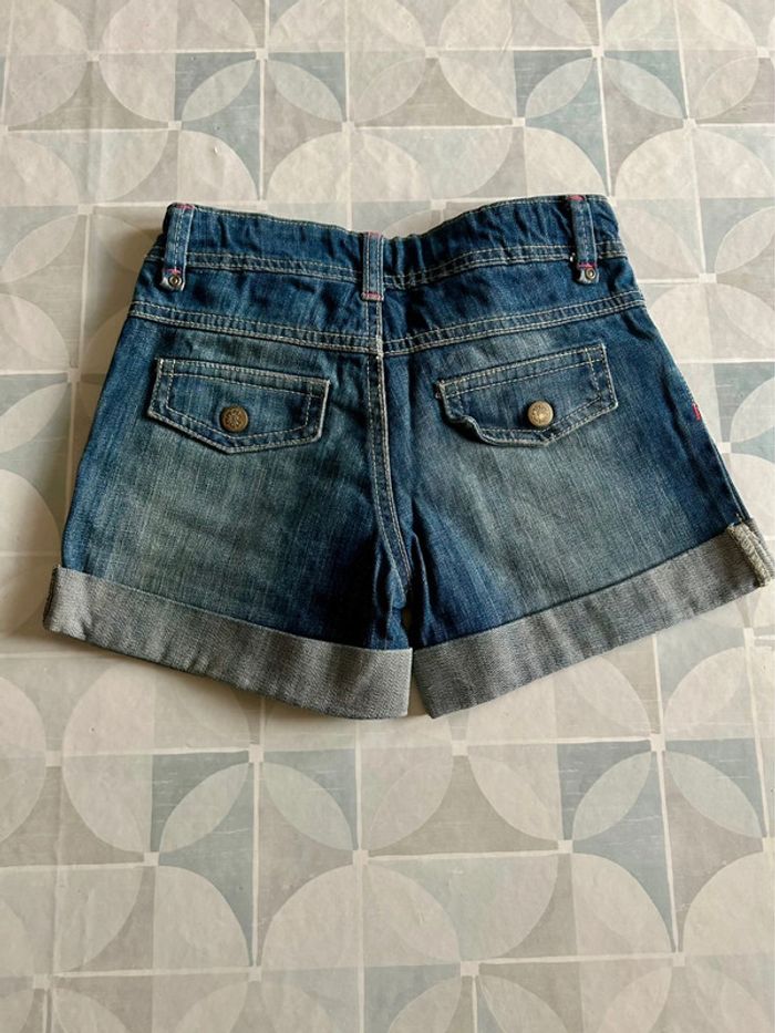 Short fille - 8 ans - Vynil fraise - en très bon état - photo numéro 2
