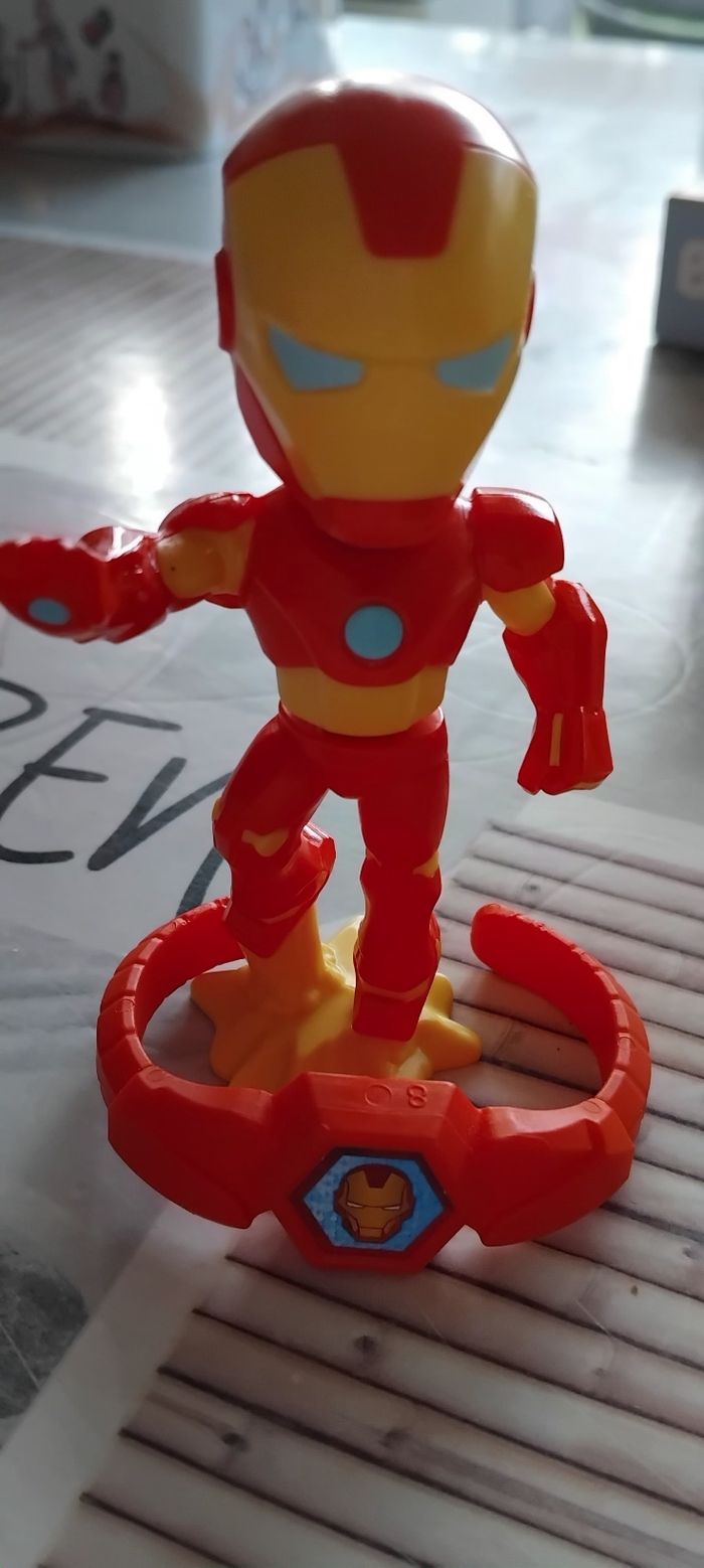 Figurines I ron man avec bracelet + miss marvel avec bracelet - photo numéro 2