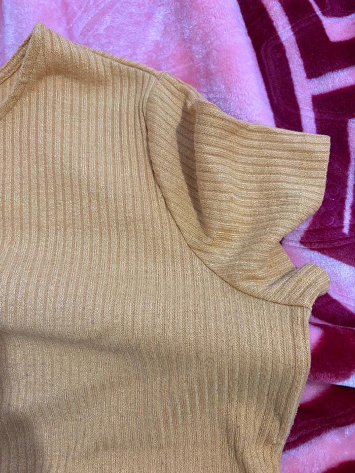 Tee-shirts couleur moutarde - photo numéro 4