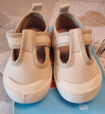 Chaussures en toile pour jeune enfant