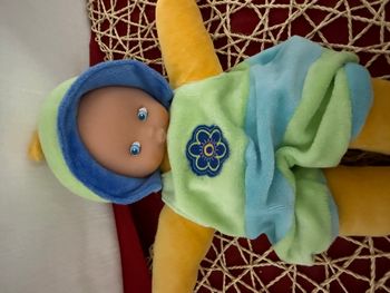 Doudou poupée salopette jaune vert bleu fleur NOUNOURS