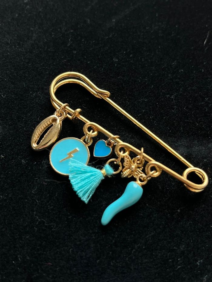 Broche doré pendentifs breloques bleu et doré