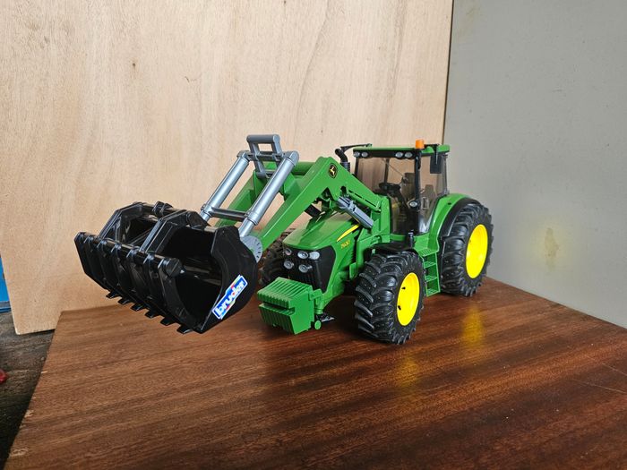 John Deere 7930 + chargeur Bruder