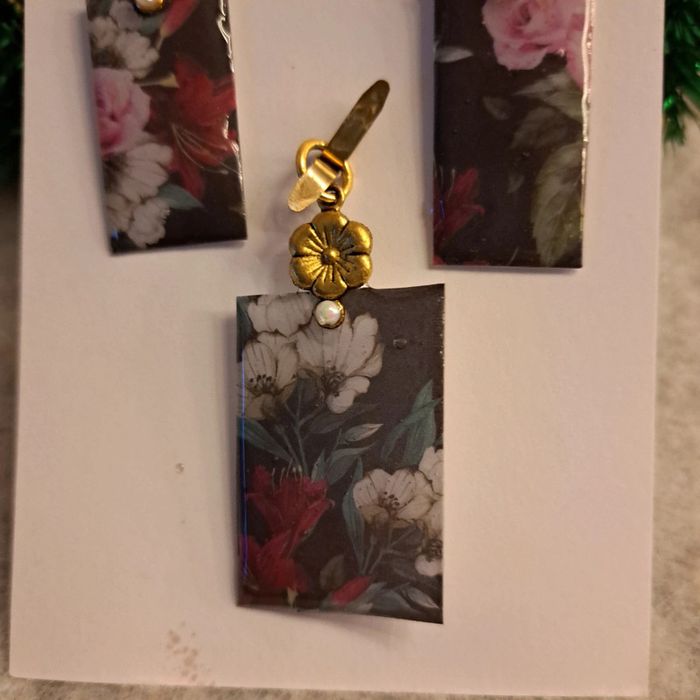 Boucles d'oreilles pendante avec pendentif assortie - photo numéro 4