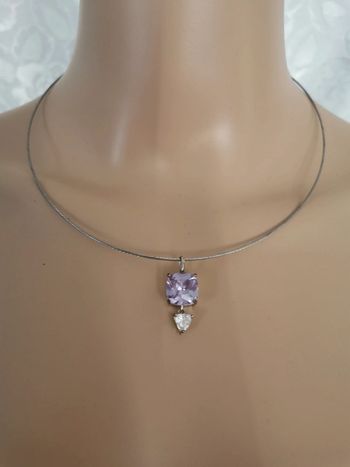 Collier. Mauve. Gris