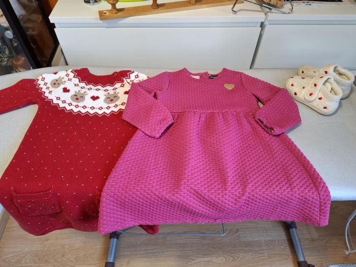 Joli lot de 2 robes hiver 2/3 ans C&A Baby/In Extenso très bon état + chaussons 24 en cadeau