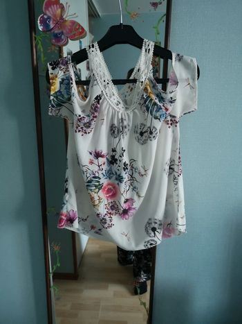 Tee shirt épaule dénudé
