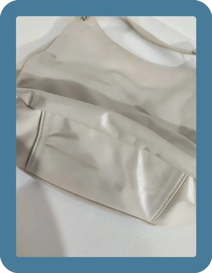 Sac porté épaule et bandoulière  crème, il y a quelques tâches, 31x28cm - photo numéro 3