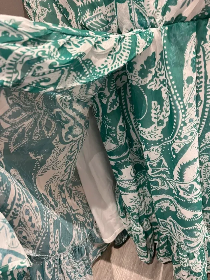 Robe verte et blanche froufrous - photo numéro 3