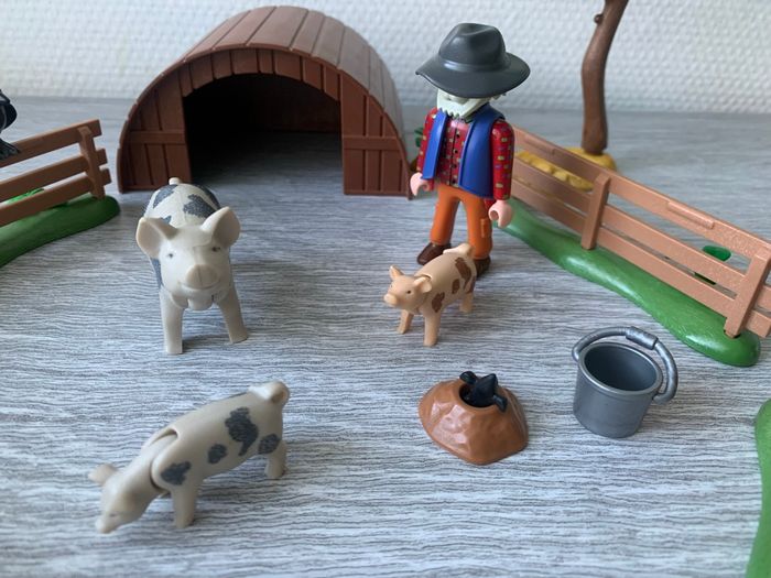 Enclos et éleveur de cochons Playmobil 5122 - photo numéro 2