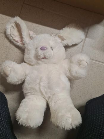 Peluche lapin avec nez violet