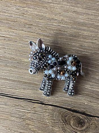 Broche âne perlé