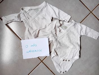 Lot de bodies taille 0 mois ouverture sur le devant