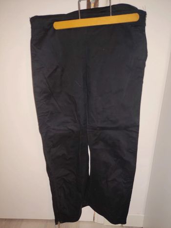 Pantacourt noir avec fermeture tout le long sur chaque côté près du corps taille 42