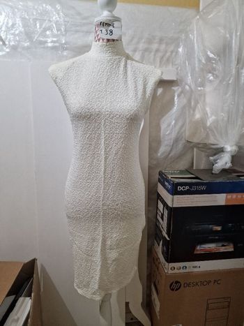 Robe 👗, blanc cassé, en viscose & elasthanne, fausse épaulettes, en très bon état, longueur 90cm