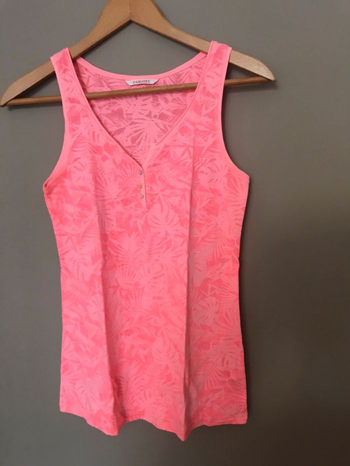 Débardeur rose avec motif feuilles de palmier
