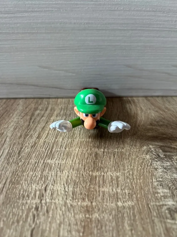 Figurine Luigi avec roues / McDonald’s 2017 / très bon état / Nintendo / good condition