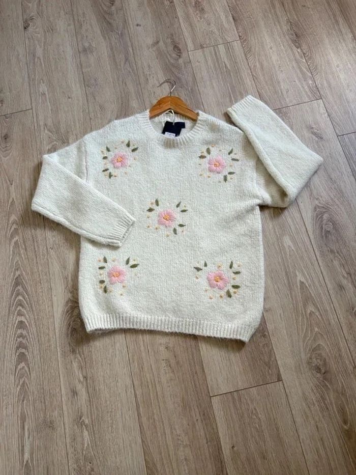 Pull beige à fleurs rose en broderie - photo numéro 4