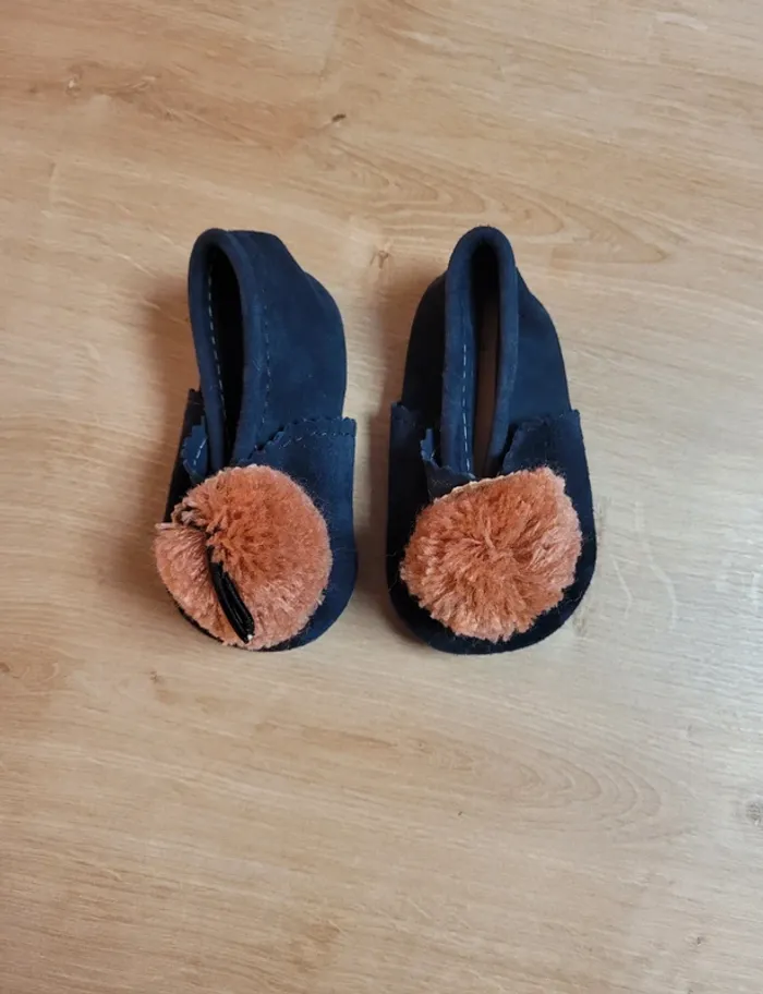Chaussons en cuir à pompon fille 19