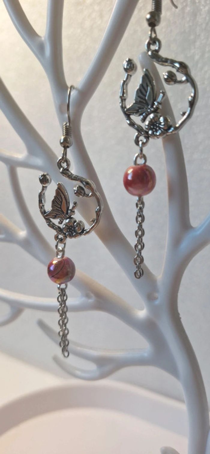 Boucles d’oreilles papillon perle rouge – Fait main - photo numéro 3