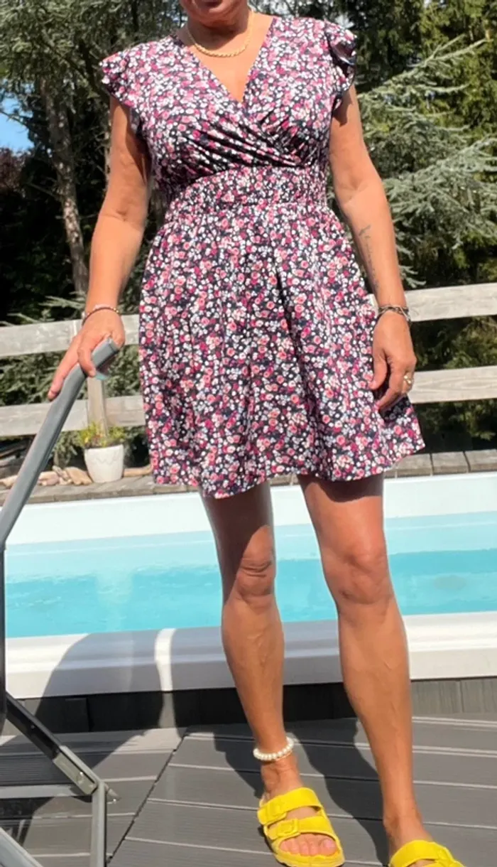 Jolie petite robe d été taille m pour 38 motif fleurit rose et noir taille élastique état neuf - photo numéro 9