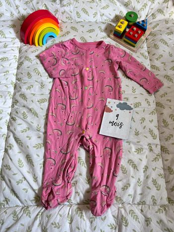 pyjama grenouillère en coton ouverture devant rose imprimé arc en ciel 9 mois