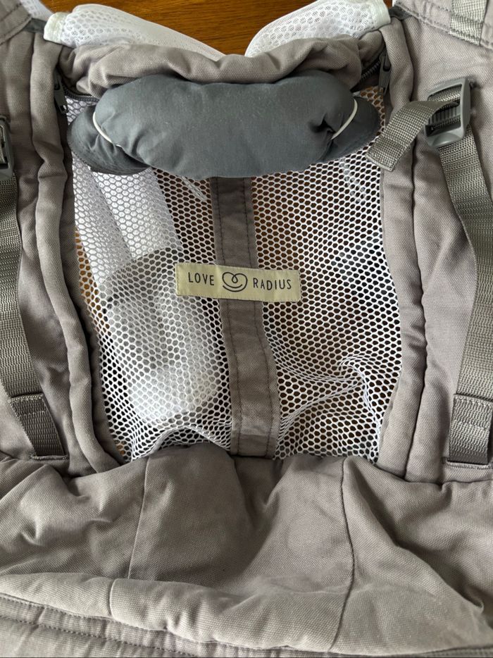 La différence principale est que le PhysioCarrier 2 est une solution tout-en-un (sans accessoire) avec une assise ajustable en largeur pour l’écart du bassin du nourrisson et une partie centrale ajustable en hauteur pour la taille de l’enfant (comme sur l - photo numéro 5