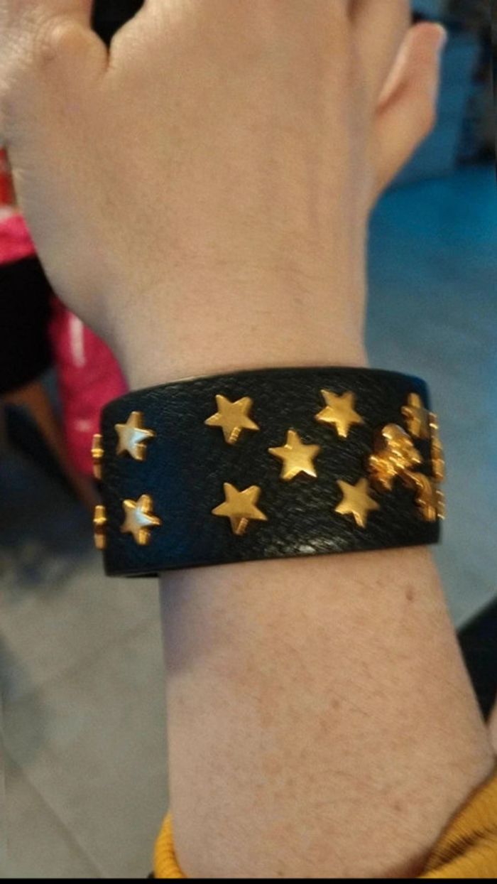 Bracelet noir pression avec étoiles et tête de mort doré - photo numéro 3
