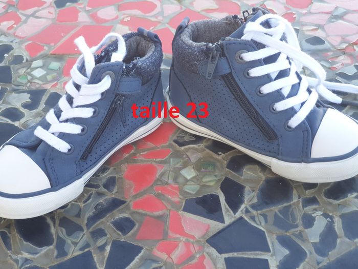 1 paire chaussure bleu haute avec zip de chaque coté taille 23
