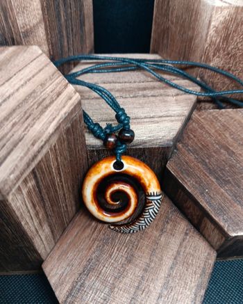 Collier en cuir avec pendentif celtique en bois – Style naturel & spirituel
