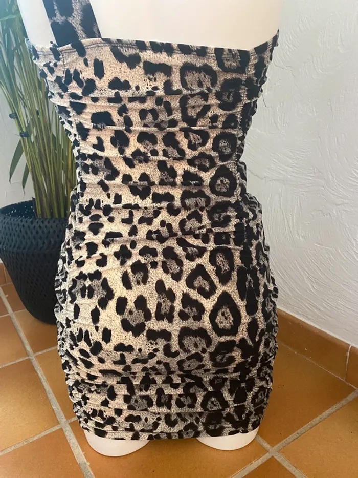 Robe léopard très moulante et très sexy - photo numéro 4